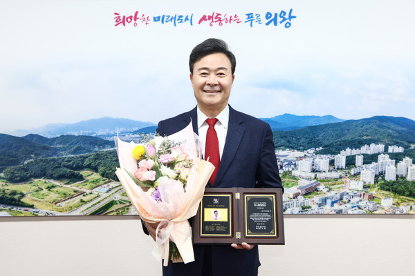 김성제 의왕시장이 경기도 일간기자단이 주최하는 2022년 우수 의정・행정대상 시상식에서 기초단체장 부문 ‘우수행정대상’을 수상했다. (사진제공=의왕시청)