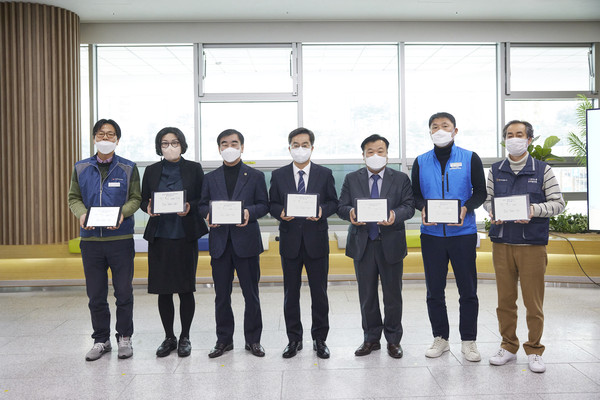 15일 오전 경기도청 1층에서 열린 경기도 1회용 프라스틱 제로 선포식에서 김동연 경기도지사와 염종현 경기도의회의장, 방대환 한국외식업중앙회 경기도남부지회장, 윤미라 경기광역자활센터장, 강순하 경기도청 공무원노동조합 위원장, 이진영 전국공무원노동조합 경기도청지부장, 백승진 경기도통합공무원노동조합 위원장이 협약을 체결하고 기념촬영을 하고 있다. (사진제공=경기도청)