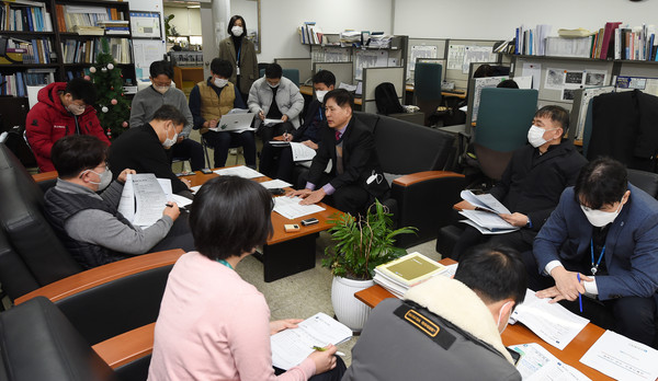 조성표 교통건설국장이 15일 시청 기자실에서 교통건설국 소관 현안과 관련해 기자간담회를 하고 있다.  (사진제공=인천시청)