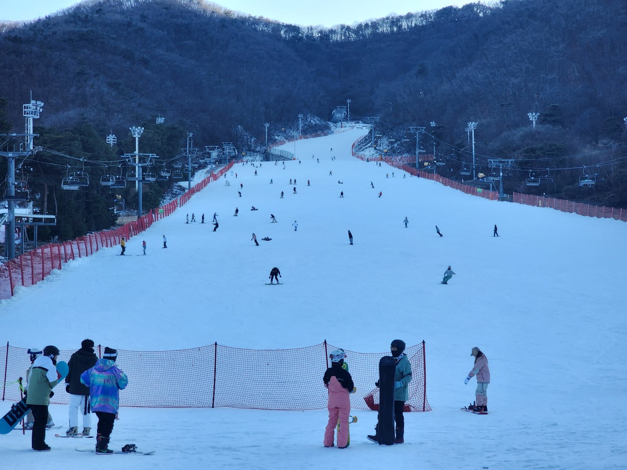 지산포레스트스키장에서 스키어와 스노보더가 겨울을 만끽하고 있다. 17일 토요일인 오늘 경기·인천지역은 대체로 흐리고, 곳에 따라 오전까지 눈이 내리겠다. (사진=송석원 기자)