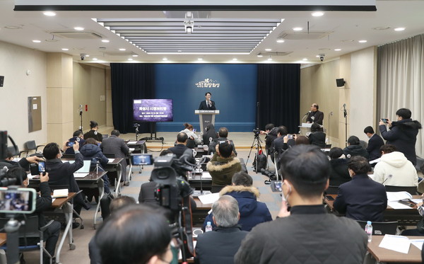 정명근 화성시장이 19일 브리핑을 통해  2023년 예산이 3조1231억원 규모로 확정되며 서남부권 발전의 초석이 마련됐다고 밝혔다. (사진제공=화성시청)
