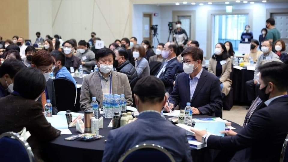 경기도공론화추진단이 도심 내 군공항에 대한 도민참여단의 다양한 의견을 존중해 ‘원격지 이전을 추진하더라도 기존 지역 유지, 폐쇄·통합방안도 종합적으로 검토해야 한다’는 내용의 정책제언 권고문을 경기도에 전달했다. 사진은 지난 11월 12일 경기도경제과학진흥원 광교홀에서 열린 '2022 경기도 공론화 2차 숙의토론회' 모습' (사진=염태영 경기도 경제부지사 페이스북)