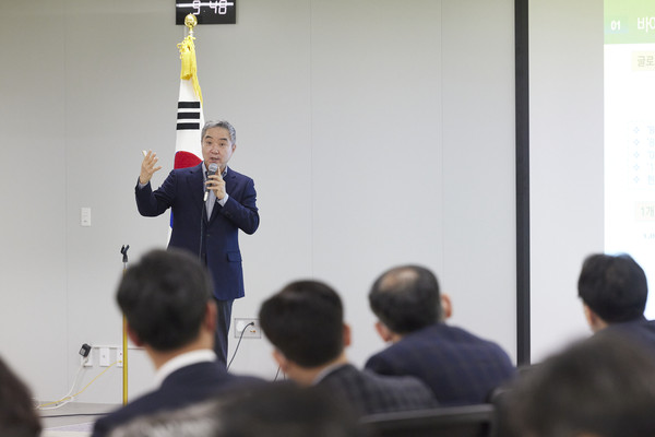 20일 오전 기회경기 혁신포럼 ‘경바시’에서 이승규 한국바이오협회 부회장이 국내외 바이오산업 동향 및 우리의 과제라는 주제로 발표하고 있다. (사진제공=경기도청)