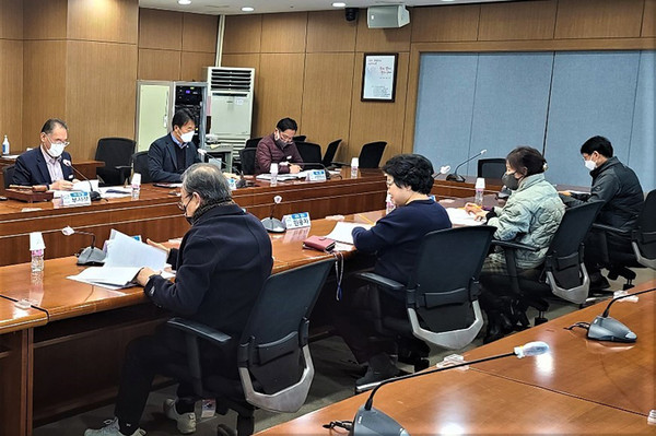 이천시는 지난 19일 기업애로·생활불편 규제개선 과제를 적극 발굴하여 현장중심의 규제혁신에 기여한 규제개혁 우수공무원 5명을 선정했다. (사진제공=이천시청)