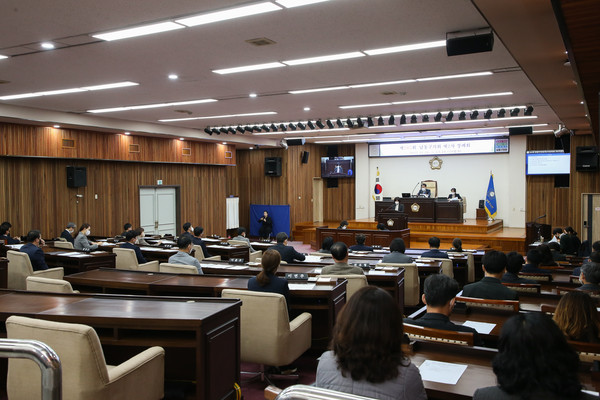 인천 남동구의회가 산후조리비 지원사업 비용을 전액삭감하면서 저출산 해소 노력에 역행하는 행보를 보이고 있다는 비판이 나온다. (사진제공=남동구의회)