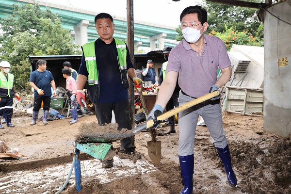 용인특례시가 지난 여름철 자연재난에 가장 선제적으로 대응한 전국 1위 도시에 이름을 올렸다. 사진은 이상일 시장이 집중호우로 수해를 입은 역북지구를 방문해 현장을 살피고 있는 모습. (사진제공=용인시청)