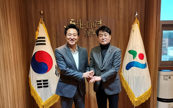 하은호 군포시장이 지난 19일 서울시청에서 오세훈 시장을 만나 군포시 관내에 있는 서울시 남부기술교육원 부지 관련 상생협력방안을 협의했다. (사진제공=군포시청)