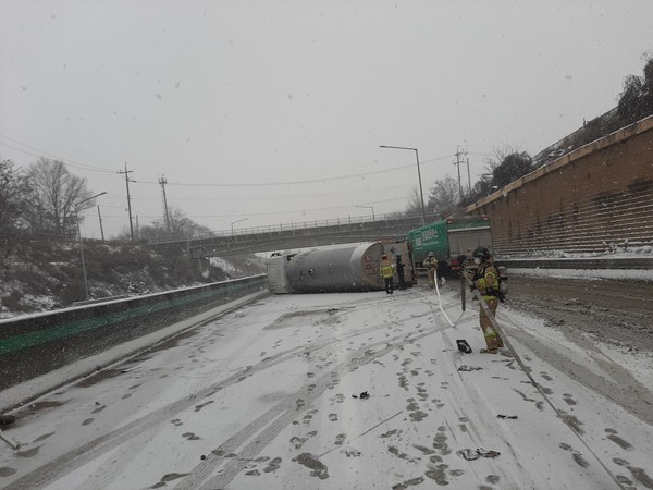 21일 오전 8시49분께 여주시 가남읍 본두리 중부내륙고속도로 남여주IC 부근 267km지점에서 LPG탱크로리가 전도됐다. (사진제공=경기도소방재난본부)