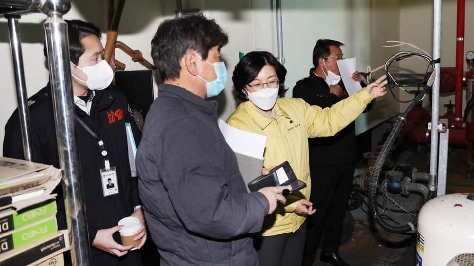안성시가 20일 ‘12월 중대시민재해 안전점검의 날’을 맞아 노약자 등 취약계층의 이용이 많은 안성시노인복지관에 대해 안성소방서와 민간전문가 등이 참석한 가운데 합동점검을 실시했다. (사진=김보라 안성시장 페이스북)