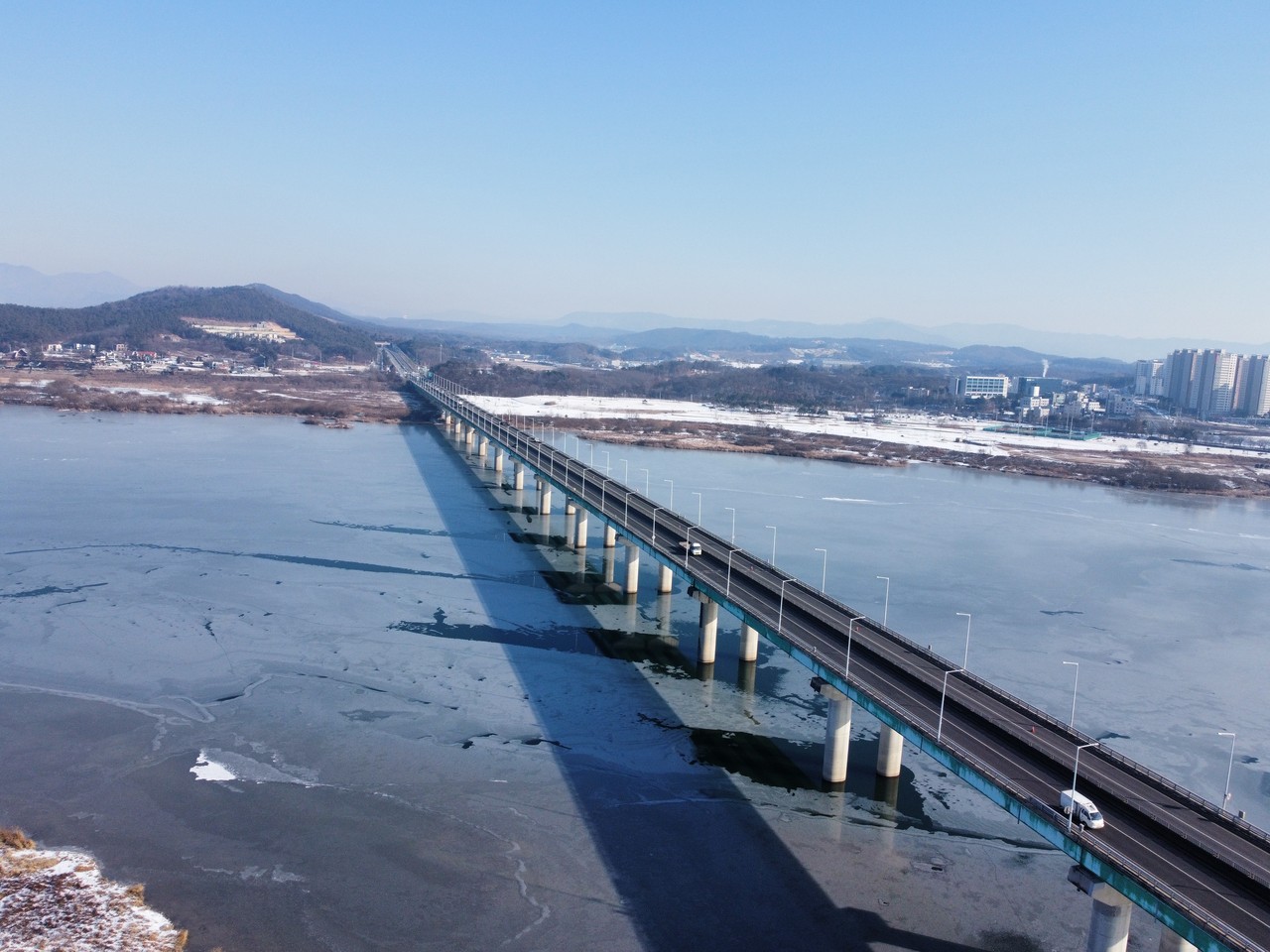 여주 세종대교 인근의 남한강 물이 꽁꽁 얼어 있다. 22일 목요일인 오늘 경기·인천지역은 북서쪽에서 찬 공기가 유입되면서 기온이 뚝 떨어지겠고, 구름이 많겠다. (사진=김광섭 기자)