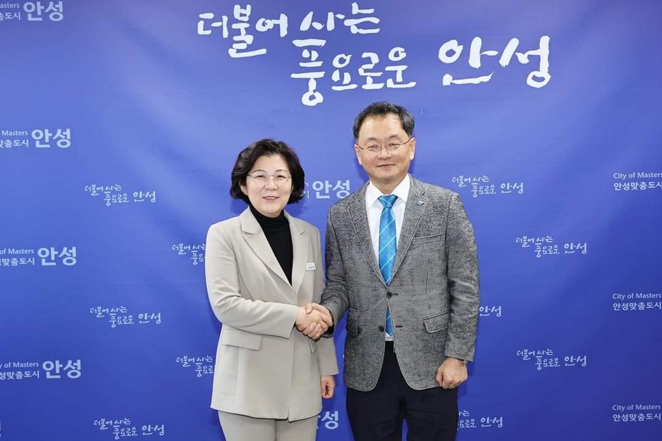 김보라 안성시장이 “도시공사 설립을 통한 수요응답형버스 직영운영 등 시의회의 부결에 대해 새로운 방안을 찾아 계속 진행하겠다”는 뜻을 내놨다. 사진은 김보라 안성시장과 민경선 경기도교통공사 사장. (사진=김보라 안성시장 페이스북)