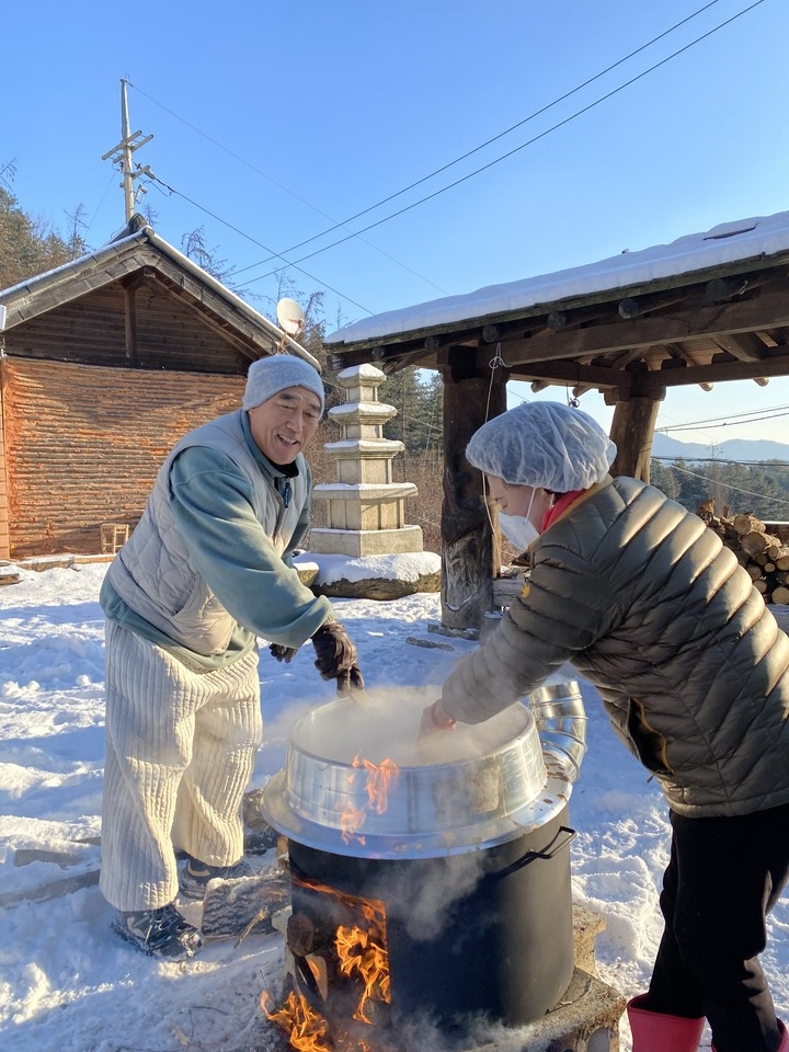 절기상 동지(冬至)인 22일 오전 9시께 천년고찰 수도사에서 청호 주지스님이 신도들에게 나눠줄 팥죽을 끓이고 있다. (사진=장은기 기자)