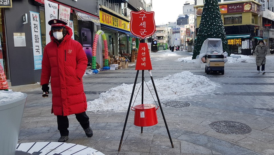 22일 오후 2시40분께 이천시 창전동 중앙통 문화의거리에서 구세군이 자선냄비 모금활동을 하고 있다. (사진=송석원 기자)