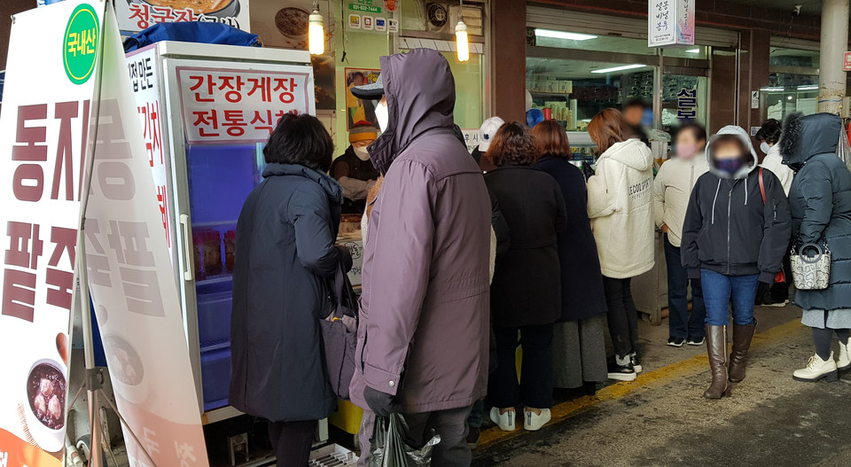 절기상 동지이자 이천오일장날인 22일 오후 3시20분께 이천시 관고전통시장에서 동지팥죽을 구입하기 위한 시민들의 줄이 길게 늘어서 있다. (사진=송석원 기자)