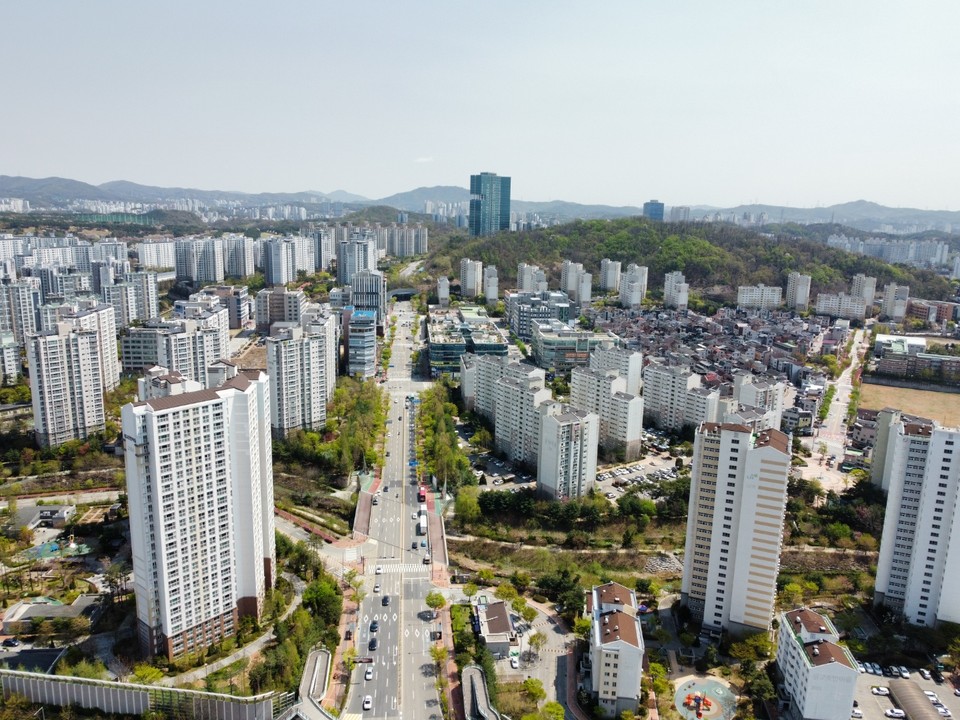 서울과 서울 인접 경기지역 4곳을 빼고 전국의 모든 지역이 부동산 규제지역에서 해제됐다. 사진은 수원광고호수공원 인근 아파트 단지. (사진=중앙신문DB)