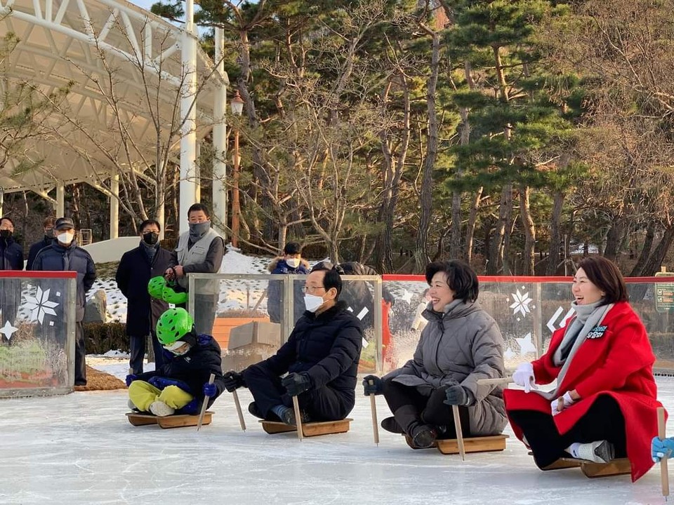 신계용 과천시장이 문원체육공원 내 야외스케이트장 개장식에서 관계자들과 함께 썰매타기 시범을 보이고 있다. (사진=신계용 과천시장 페이스북)