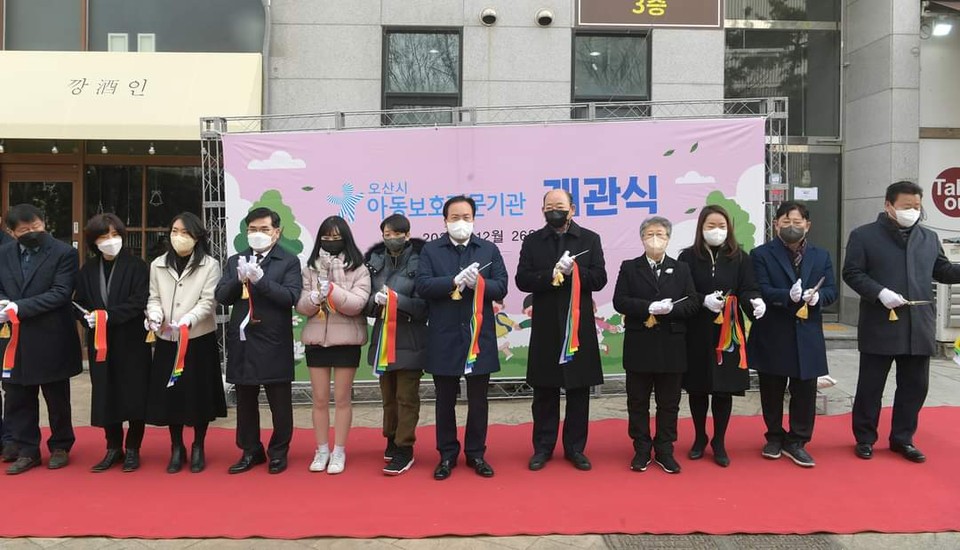 이권재 오산시장이 “우리 오산의 아이들이 더욱 안전하고 행복하게 성장할 수 있도록 아동보호 관련 조직들이 긴밀하게 협조하고, 다양한 활동을 펼쳐 그들의 권리가 굳건히 지켜지기를 소망한다”며 '아동보호전문기관' 개관식 소식을 알렸다. (사진=이권재 오산시장 페이스북)