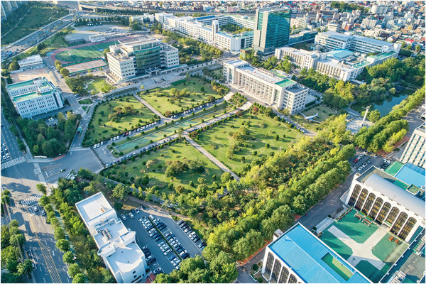 인하대학교는 2023학년도 정시모집에서 전체 모집인원 3,873명 중 1,242명(32.1%)을 선발한다. 사진은 인하대 전경. (사진제공=인하대학교)