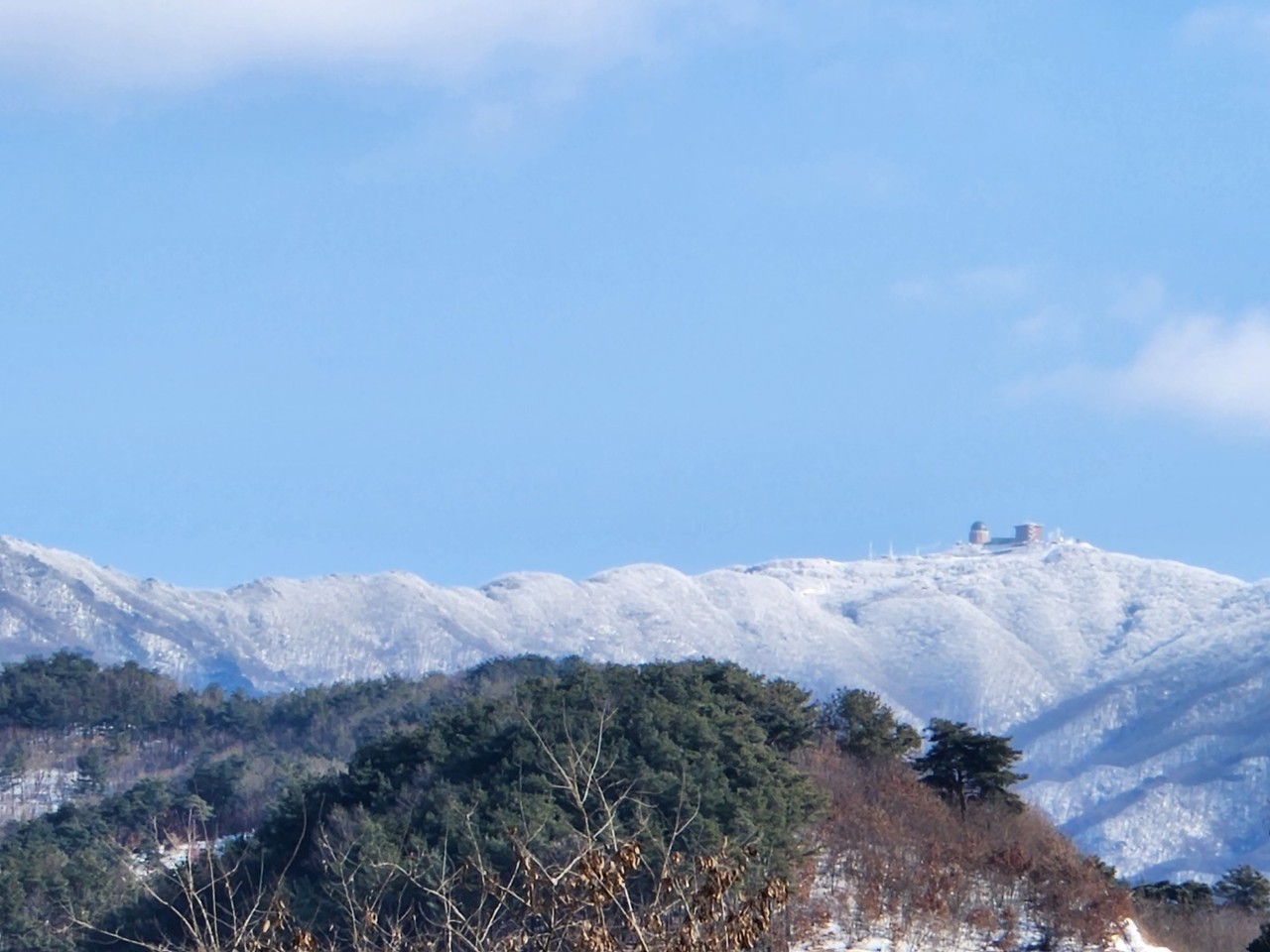 양평군 용문산에 상고대가 눈부시게 활짝 피어있다. 27일 화요일인 오늘 경기·인천지역에는 맑다가 오후부터 구름이 많아지겠다. (사진=장은기 기자)