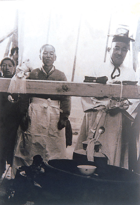 수원갈비의 유래는 1940년대 수원 영동시장 싸전거리에서 이귀성씨가 '화춘옥'이라는 간판을 걸고 음식점을 시작한 것이 수원갈비의 시초가 되었다. 사진은 화춘옥 상량식 모습. (사진제공=이재규 문경대 교수)