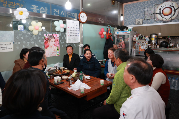 남양주시가 금곡로 상권 활성화를 위한 금곡동 보행 친화 공간 조성 사업이 오는 2023년 본격 추진된다. 사진은 주광덕 남양주시장이 시민들을 만나 사업 취지와 추진 사항을 설명하는 모습. (사진제공=남양주시청)