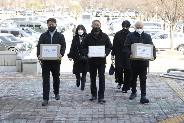 화성시민으로 구성된 시민비상대책위원회는 27일 국회와 법무부를 방문해 ‘연쇄 성범죄자의 주거대책 마련 및 치료감호를 위한 법 개정 촉구 건의문’과 성폭행범의 화성시 거주를 반대하는 시민 서명부를 제출했다. (사진제공=화성시청)