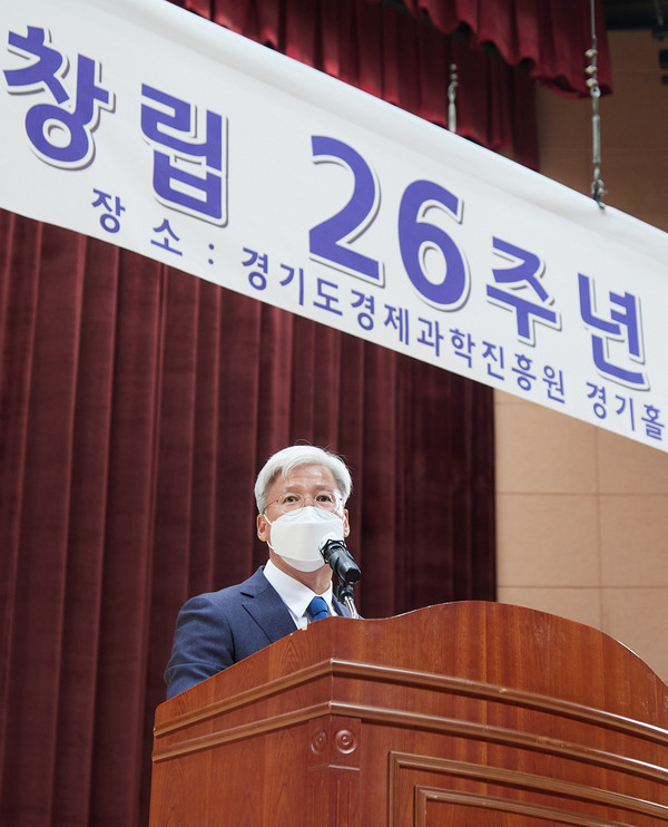 지난 3월 열린 경기신보 창립 26주년 행사에서 인사말을 하고 있는 이민우 이사장. (사진제공=경기신보)