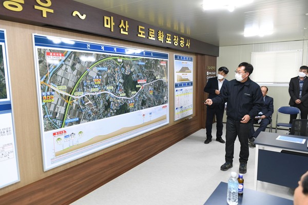 포천시가 지난 20여년 간 예산확보 문제로 장기표류 중이던 360번 지방도 하송우~마산간 확·포장 공사가 예산 확보로 가사면민들의 최대 숙원사업이 탄력을 받게 될 전망이다. (사진제공=포천시청)