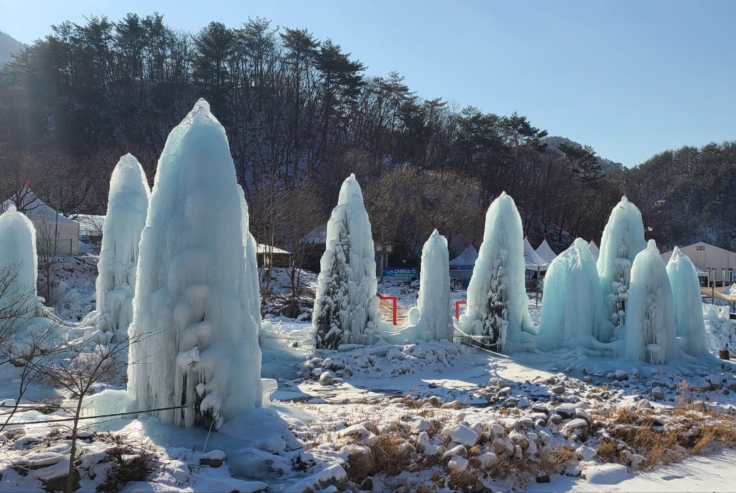 포천시 백운계곡 일원에서 열린 동장군축제장이 얼음들로 꽁꽁 얼어있다. 30일 금요일인 오늘 경기·인천지역에는 구름이 많다가, 아침부터 대체로 맑은 날씨를 보이겠다. (사진=김성운 기자)