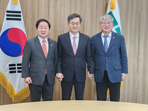 주광덕 남양주시장이 30일 조응천 국회의원과 함께 김동연 경기도지사를 만나 가칭 ‘경기도의료원 남양주병원’ 설립을 건의하고 경기도와 남양주시가 협력하자는 뜻을 전했다. (사진제공=남양주시청)