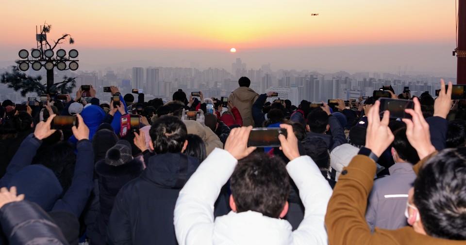 1일 오전 수원 팔달산 서장대를 찾은 시민들이 각자의 소원을 빌며 계묘년 새해 첫 해돋이를 하고 있다. (사진제공=수원시청)