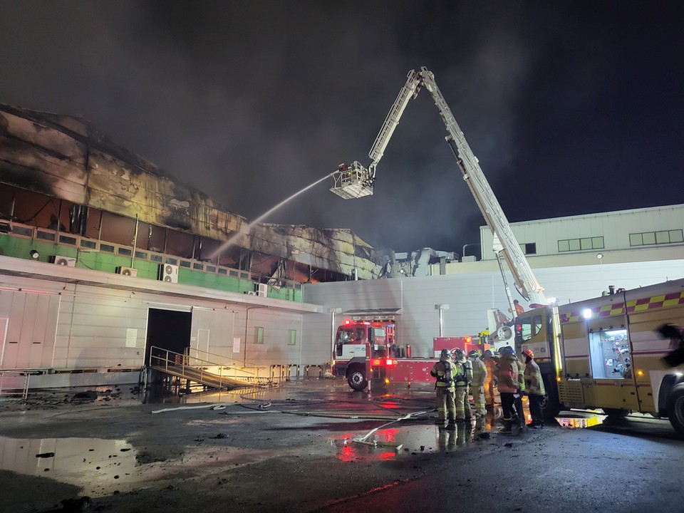 지난 1일 오후 7시16분께 평택시 장당동 광동제약 식품공장에서 불이 났다. (사진제공=경기도소방재난본부)