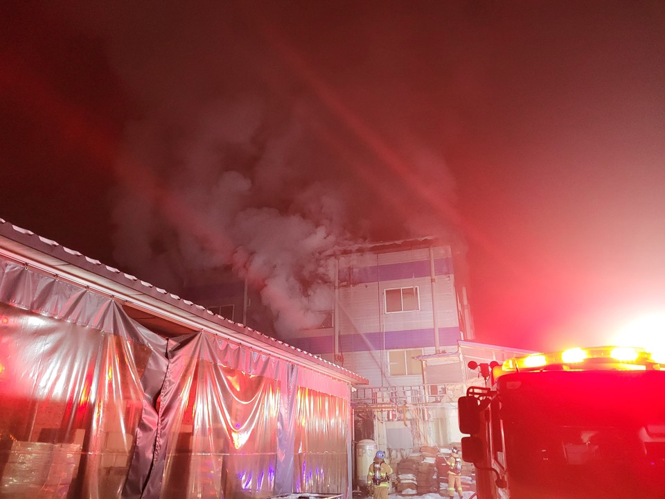 2일 오전 5시31분께 남양주시 화도읍의 공장건물에서 불이 났다. (사진제공=경기도소방재난본부)