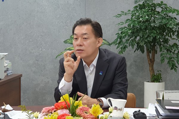이재준 수원특례시장은 인터뷰에서 “탄탄한 자족도시로 나아가고, 시민과 소통으로 혁신하며, 청년이 살고싶은 도시를 만들겠다”고 포부를 밝혔다. (사진제공=권영복기자)