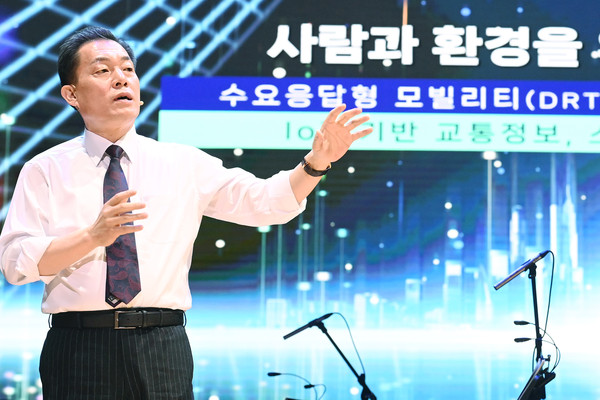 이재준 수원특례시장이 2일 SK아트리움 대공연장에서 열린 ‘2023 수원시 시무식’에서 신년사를 발표하고 있다. (사진제공=수원시청)