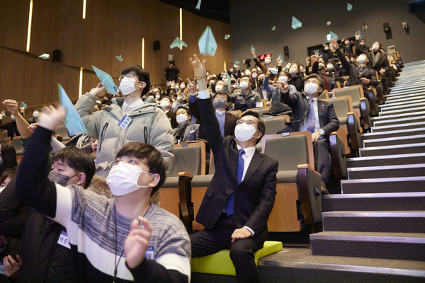 2일 오전 경기도청 1층 대강당에서 열린 2023 '기회의 경기' 도민과 함께하는 새해 인사회에서 김동연 경기도지가 새해 소망 기원 종이비행기 날리기를 하고 있다. (사진제공=경기도청)