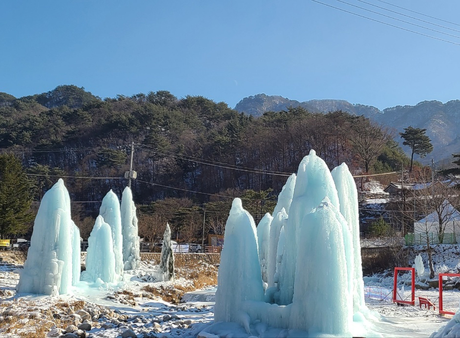 포천시 백운계곡 일원에서 열린 동장군축제장이 얼음들로 꽁꽁 얼어있다. 3일 화요일인 오늘 경기·인천지역은 맑다가 밤부터 구름이 많아지겠다. (사진=김성운 기자)
