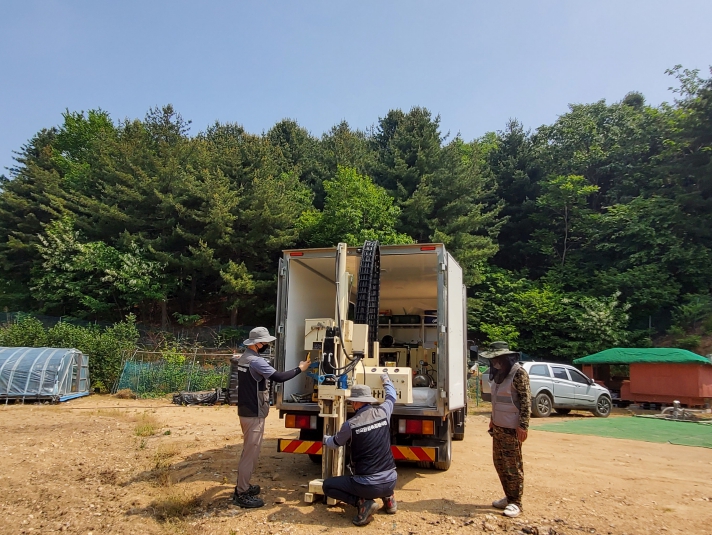 경기도보건환경연구원이 지난해 4월부터 12월까지 토양오염 우려지역 301개소를 대상으로 토양오염 실태조사를 실시한 결과, 산업단지 등 4개소에서 기준치를 초과한 중금속이 검출됐다. 사진은 토양오염 조사를 진행하고 있는 연구원들. (사진제공=경기도보건환경연구원)