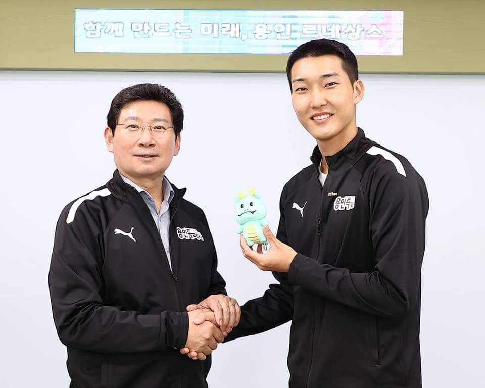 육상 높이뛰기 세계1위 ‘스마일 점퍼’ 우상혁 선수가 올해부터 용인특례시 이름을 달고 세계무대에서 활동한다. 사진은 지난해 10월20일 용인특례시청 육상팀 입단식 모습. (사진=이상일 용인특례시장 페이스북)