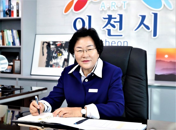 김경희 이천시장은 “새해에는 코로나19를 극복하고 민생을 우선시하며 ‘새로운 이천’을 향한 힘찬 비상을 위해 이천시의 뿌리를 견고히 하는 한해로 만들겠다”는 포부를 밝혔다. (사진제공=이천시청)