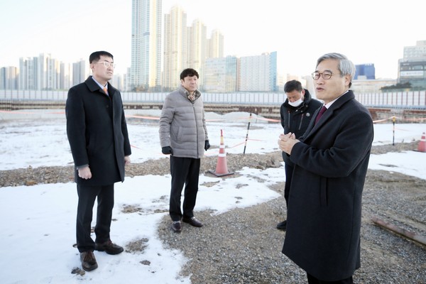 김진용 IFEZ 청장이 한국토지주택공사(LH) 청라영종사업단 관계자들과 함께 청라시티타워 현장에서 대화를 나누고 있다. (사진제공=인천경제청)