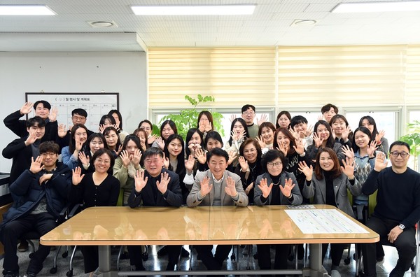 의정부시가 지난 2일 어전 9시 시청 대강당에서 직원 150여명이 참석한 가운데, 2023년 계묘년 시무식을 개최하고 본격적으로 업무를 개시하고 기념촬영을 하고 있다. (사진제공=의정부시청)