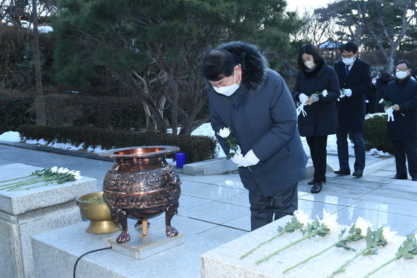 백경현 구리시장이 지난 2일 오전 9시 인창중앙공원 현충탑 참배를 시작으로 계묘년 새해 첫 일정을 시작했다. (사진제공=구리시청)