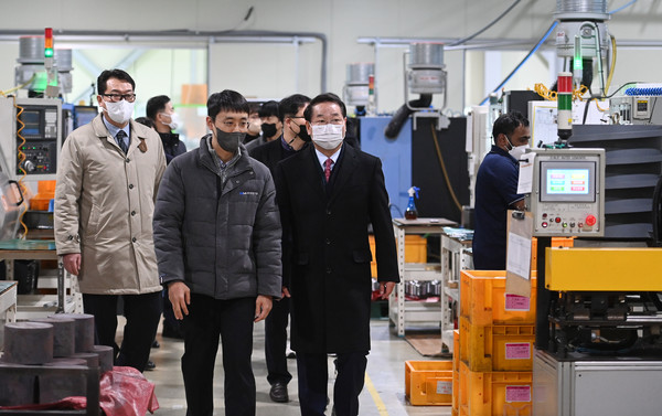 유정복 인천광역시장이 계양구 (주)성일기공에서 생산현장을 방문하고 있다. (사진제공=인천시청)