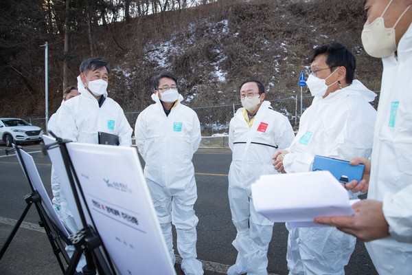김덕현 연천군수가 지난 3일 AI 발생 농가 살처분 현장을 방문해 방역상황을 점검하고 관계자들과 추가 대책을 논의하고 있다. (사진제공=연천군청)