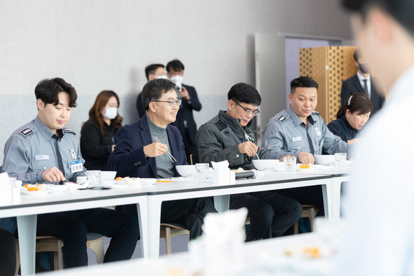 김동연 경기도지사가 4일 현장근무자들과 점심을 함께하며 새해 초부터 계속된 소통 행보를 이어갔다. (사진제공=경기도청)