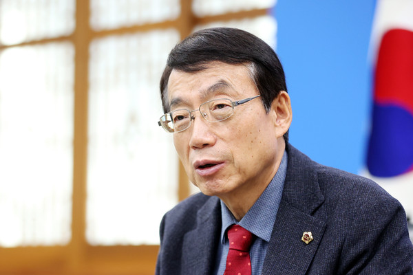 허식 인천시의회 의장이 인터뷰에서 “언제나 공부하고 연구해 더 나은 정책을 제시하는 의정활동으로 시민이 행복한 도시, 인천의 밝은 내일을 활짝 열어가겠다”고 말했다. (사진제공=인천시의회)