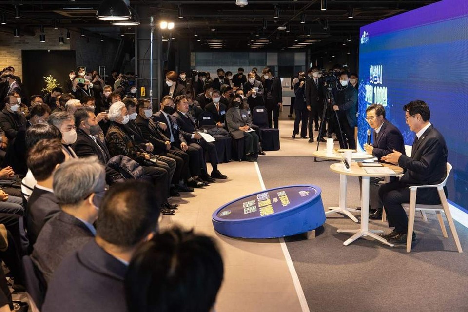 김동연 경기도지사가 화성시의 한 기업체에서 만난 일선 기업인 100명에게 내년 경제성장이 어려울 것 같다며 어려운 시기에 반드시 살아남아야 하며, 그러면 이 위기가 기회가 될 것이라고 강조했다. (사진=김동연 경기지사 페이스북)