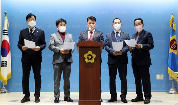 경기도의회 국민의힘 대표의원 직무대행 김정호 도의원은 곽미숙 대표의원 직무집행 정지에 대한 본안소송 기한을 앞두고 ‘사법 싸움’을 중단할 것을 촉구했다. (사진제공=경기도의회국민의힘)