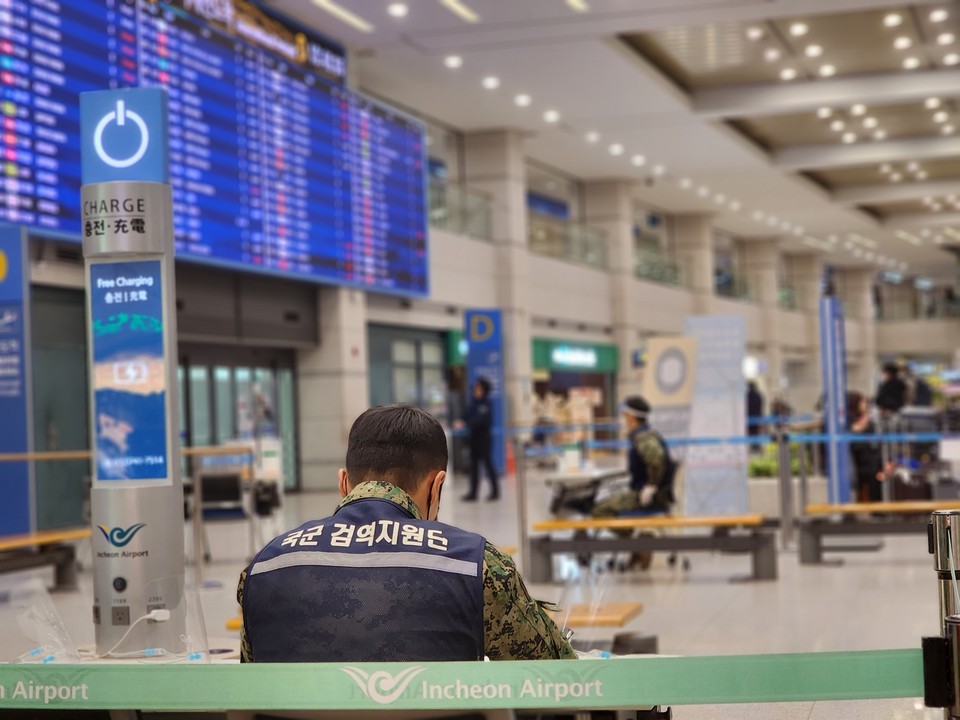 9일 오후 6시43분께 인천공항 제1여객터미널 검역지원단이 중국발 입국자를 기다리고 있다. (사진=이복수 기자)